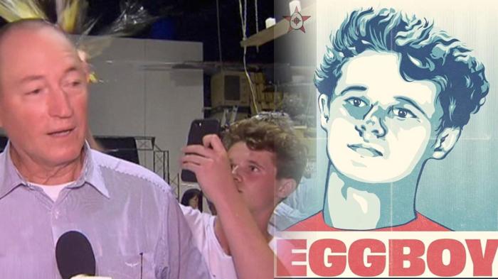 egg-boy-alias-william-connolly-diberi-hadiah.jpg