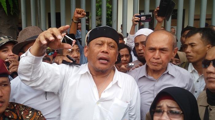 eggi-sudjana-terlihat-mendatangi-kantor-badan-pengawas-pemilu.jpg