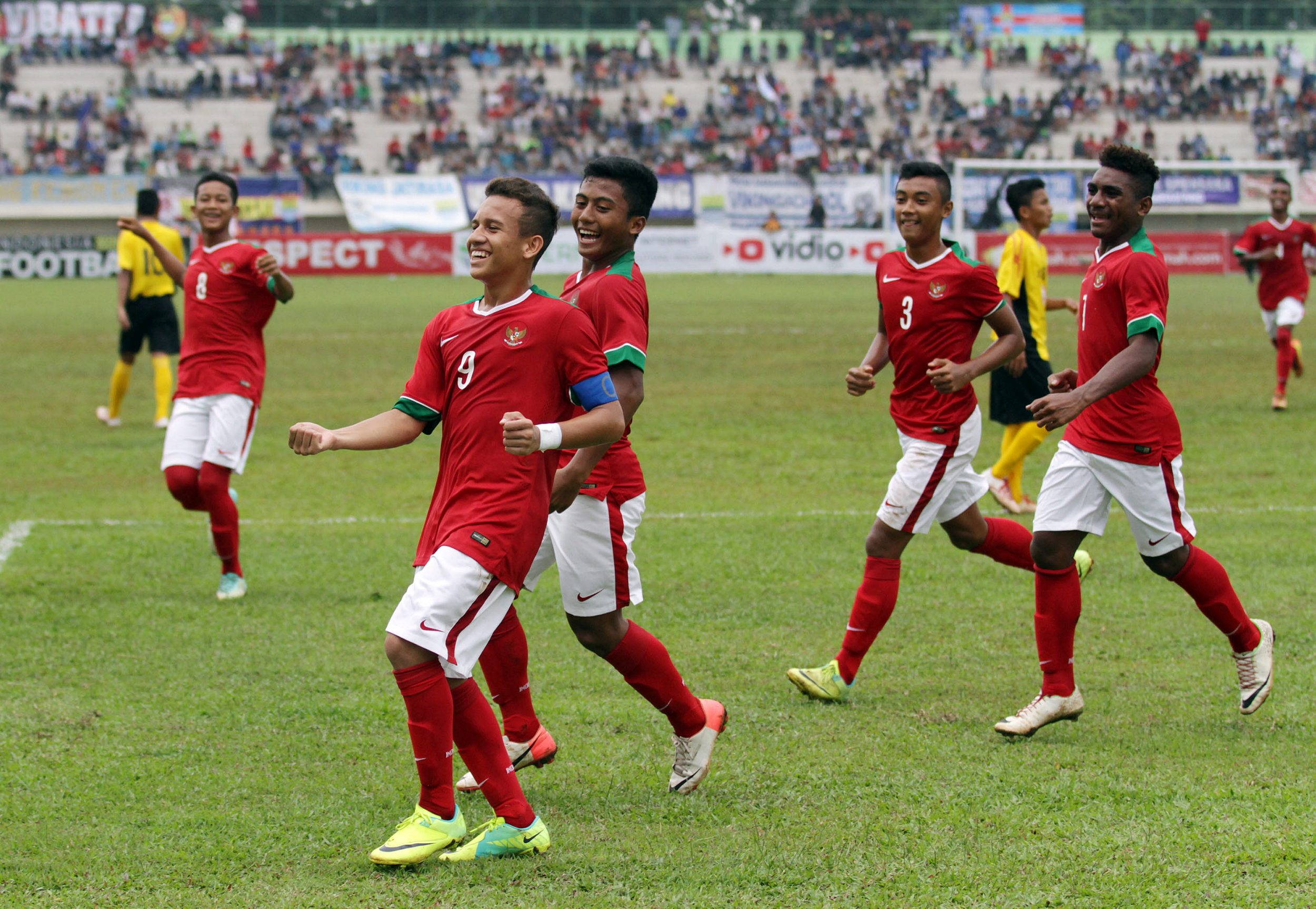 egy-maulana-v-lakukan-selebrasi-usai-cetak-gol_20150310_161104.jpg