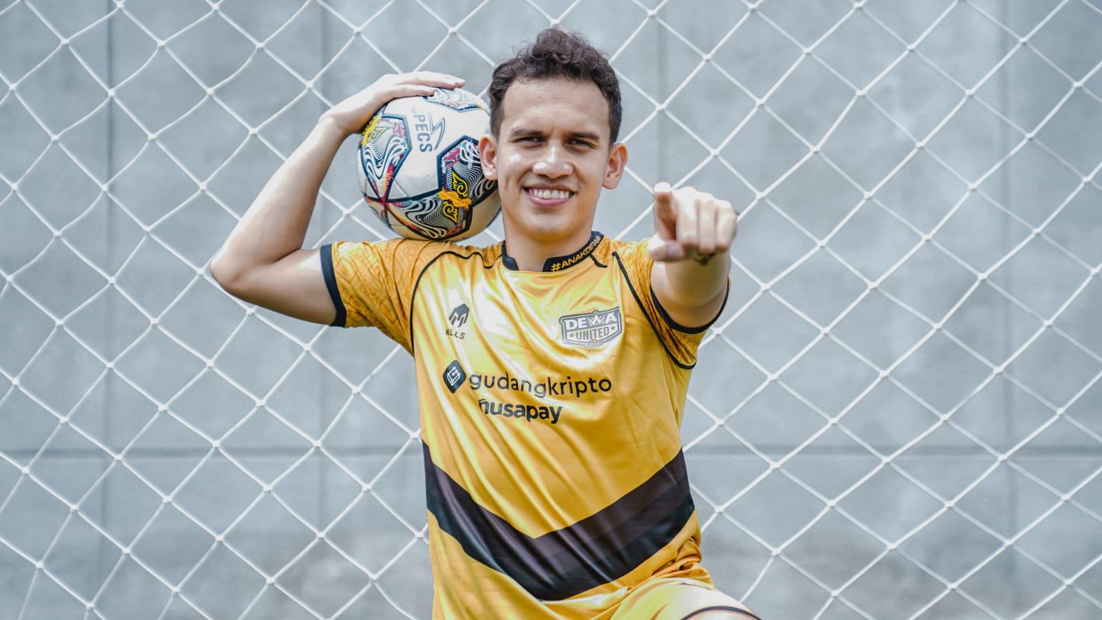 egy-maulana-vikri-resmi-berseragam-dewa-united.jpg