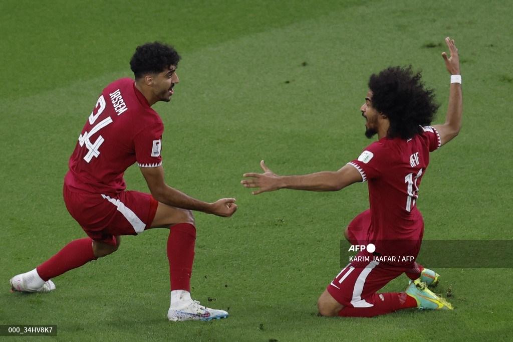 ek-qatar-jassem-gaber-merayakan-dengan-rekan-setimnya-akram-afif.jpg