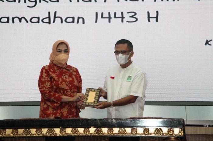 eka-hospital-group-drg-rina-setiawati-wakaf-alquran.jpg