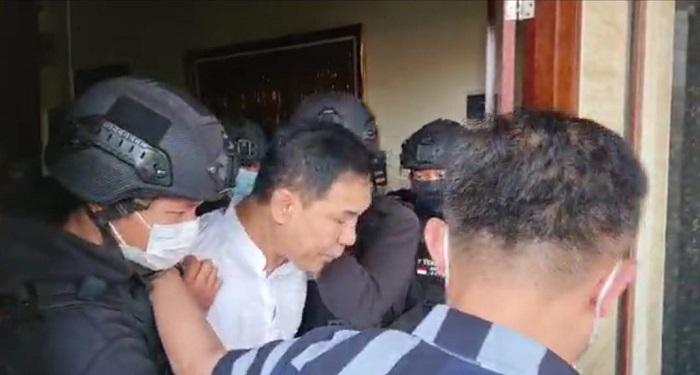 eks-sekretaris-umum-fpi-munarman-ditangkap-densus-88-antiteror-polri-11.jpg