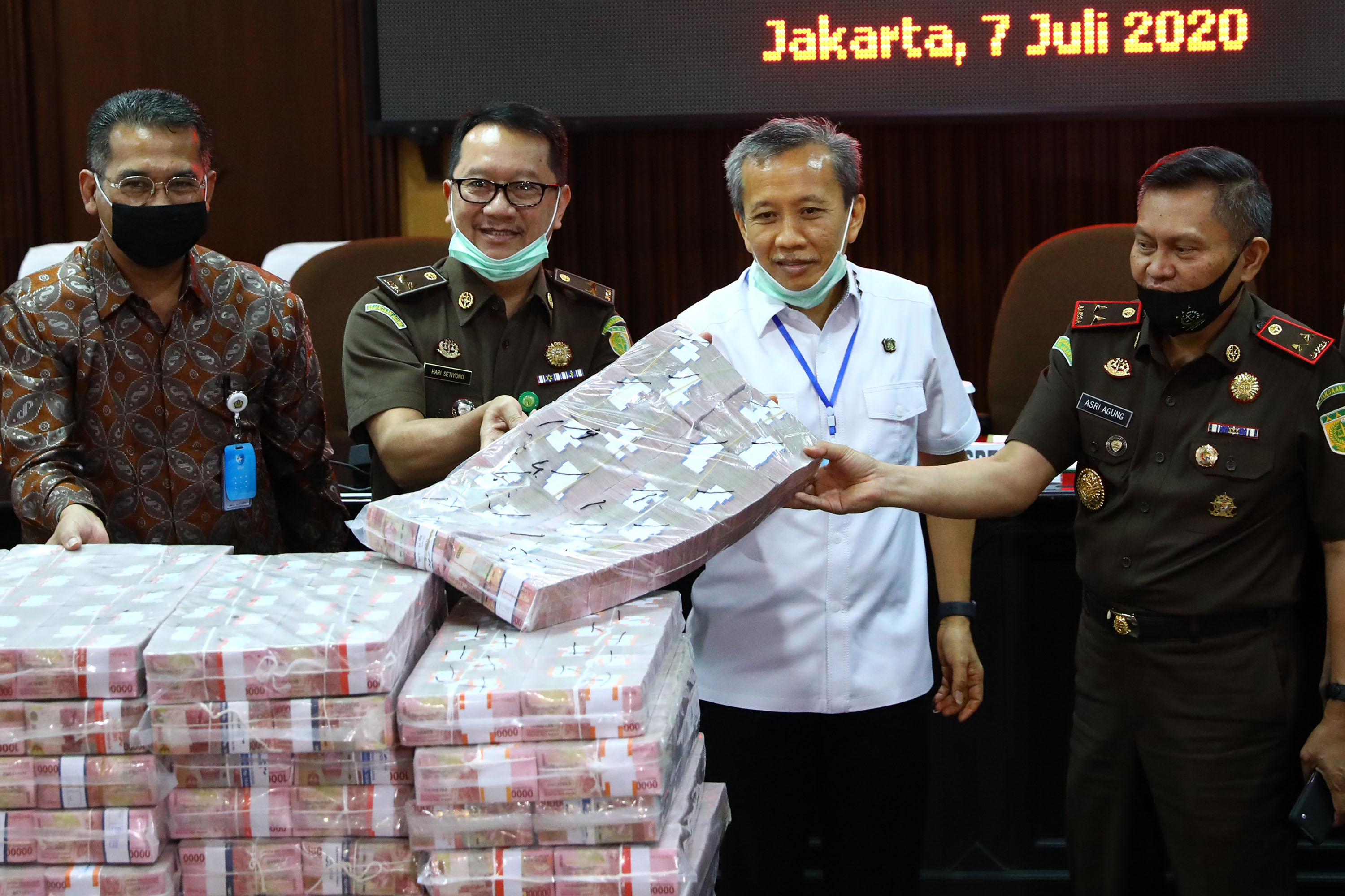 eksekusi-barang-bukti-korupsi-kondensat-uang-tunai-rp-97-miliar_20200707_174025.jpg