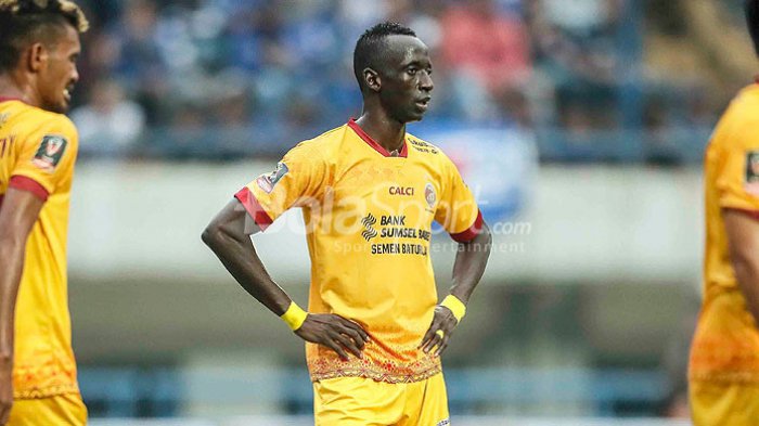 ekspresi-gelandang-sriwijaya-fc-makan-konate_20180704_154742.jpg