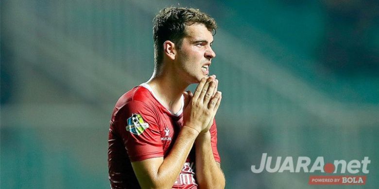 ekspresi-kecewa-gelandang-psm-makassar-wiljan-pluim_20180207_134047.jpg