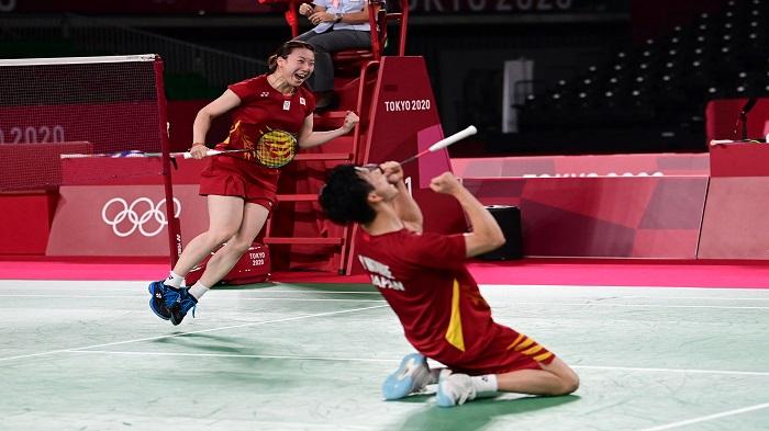 ekspresi-kemenangan-yuta-watanabearisa-higashino-usai-dapatkan-medali-perunggu-olimpiade.jpg