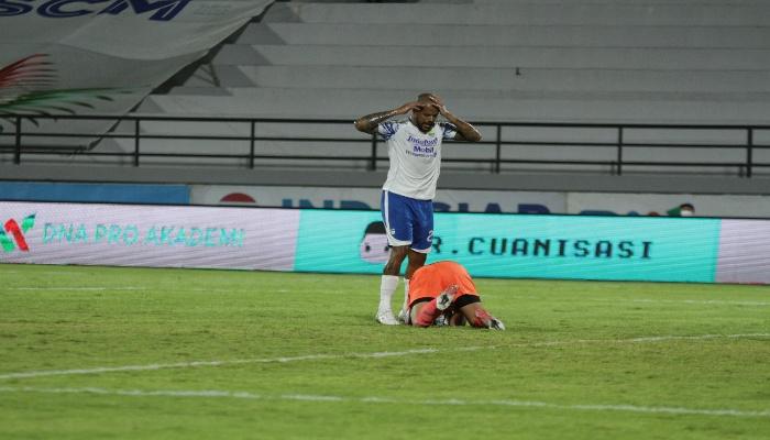 ekspresi-penyerang-persib-bandung-david-da-silva-saat-gagal-mencetak-gol-ke-gawang-borneo-fc.jpg