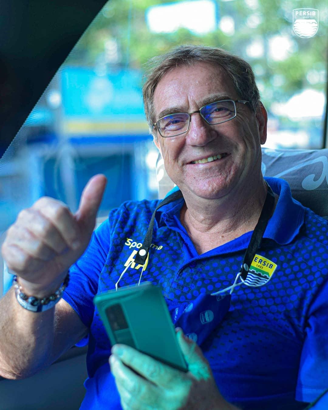 ekspresi-senyum-pelatih-persib-bandung-robert-alberts.jpg
