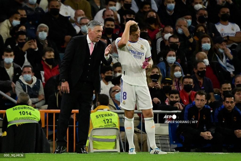 elatih-real-madrid-italia-carlo-ancelotti-kiri-berbicara-dengan-toni-kroos.jpg