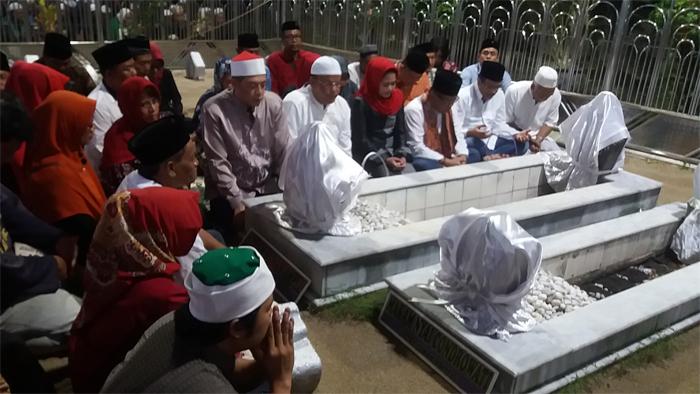 elite-pdip-ziarah-ke-makam-sunan-ampel_1.jpg