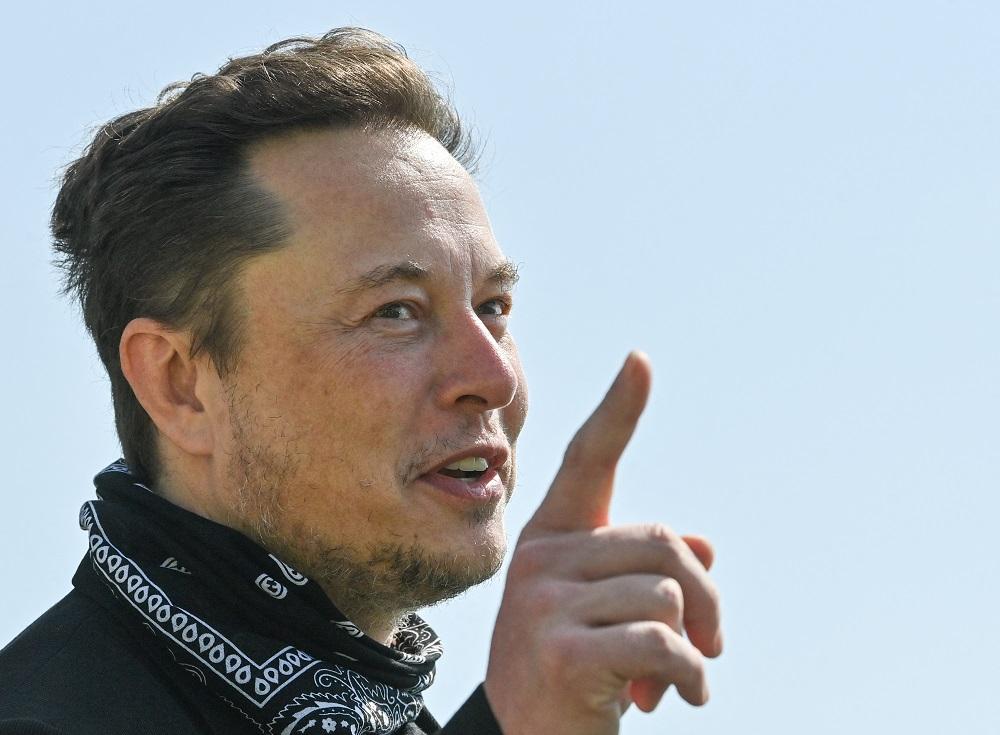 elon-musk-selama-kunjungan-di-pabrik-tesla-gigafactory.jpg