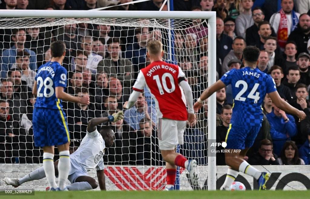 emile-smith-rowe-tengah-menembak-melewati-kiper-senegal.jpg