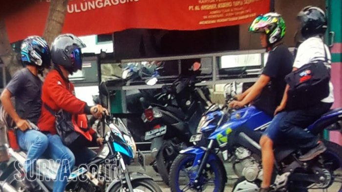 empat-perampok-saat-akan-kabur-usai-beraksi-di-toko-emas-al-hikmah_20170820_204054.jpg