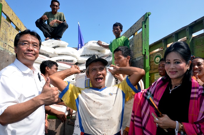 endang-srikarti-bagikan-pupuk-murah_20160725_154518.jpg