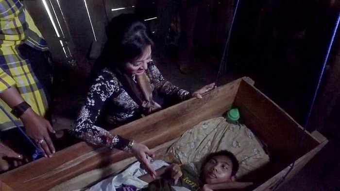 endang-srikarti-berikan-santunan-kepada-anak-penderita-penyakit-kronis_20160620_140652.jpg