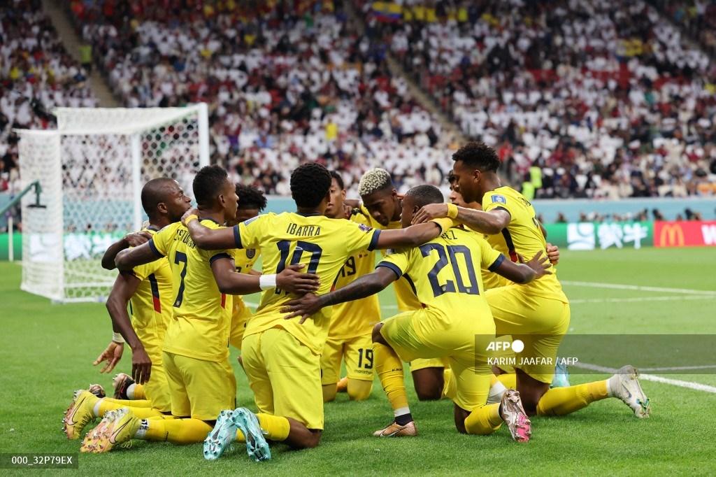 enner-valencia-kiri-merayakan-dengan-rekan-satu-timnya.jpg