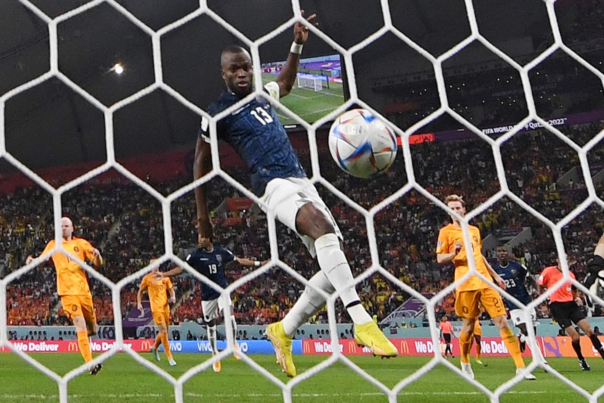 enner-valencia-merobek-gawang-belanda_20221126_010048.jpg