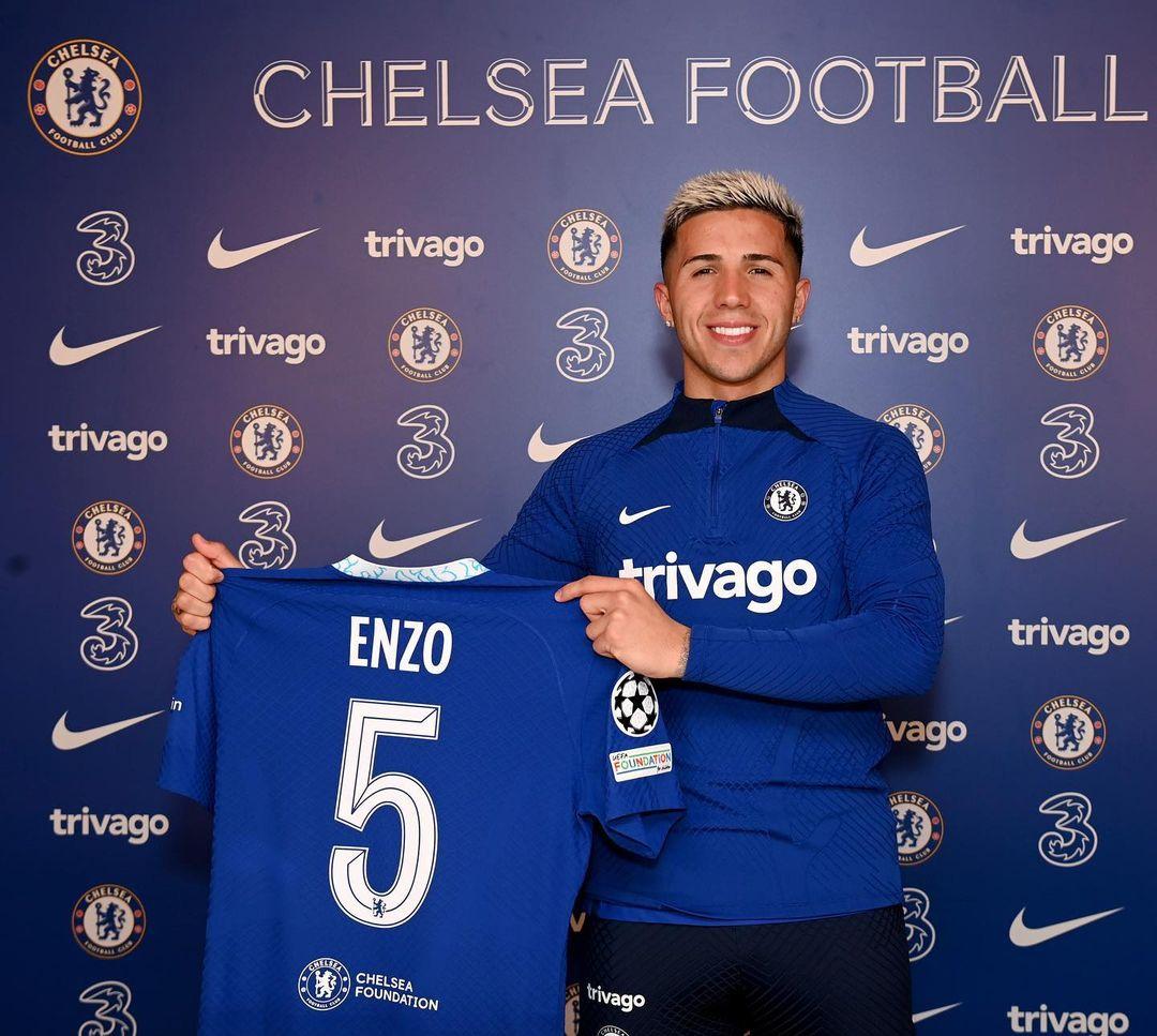 enzo-fernandez-resmi-bergabung-ke-chelsea.jpg