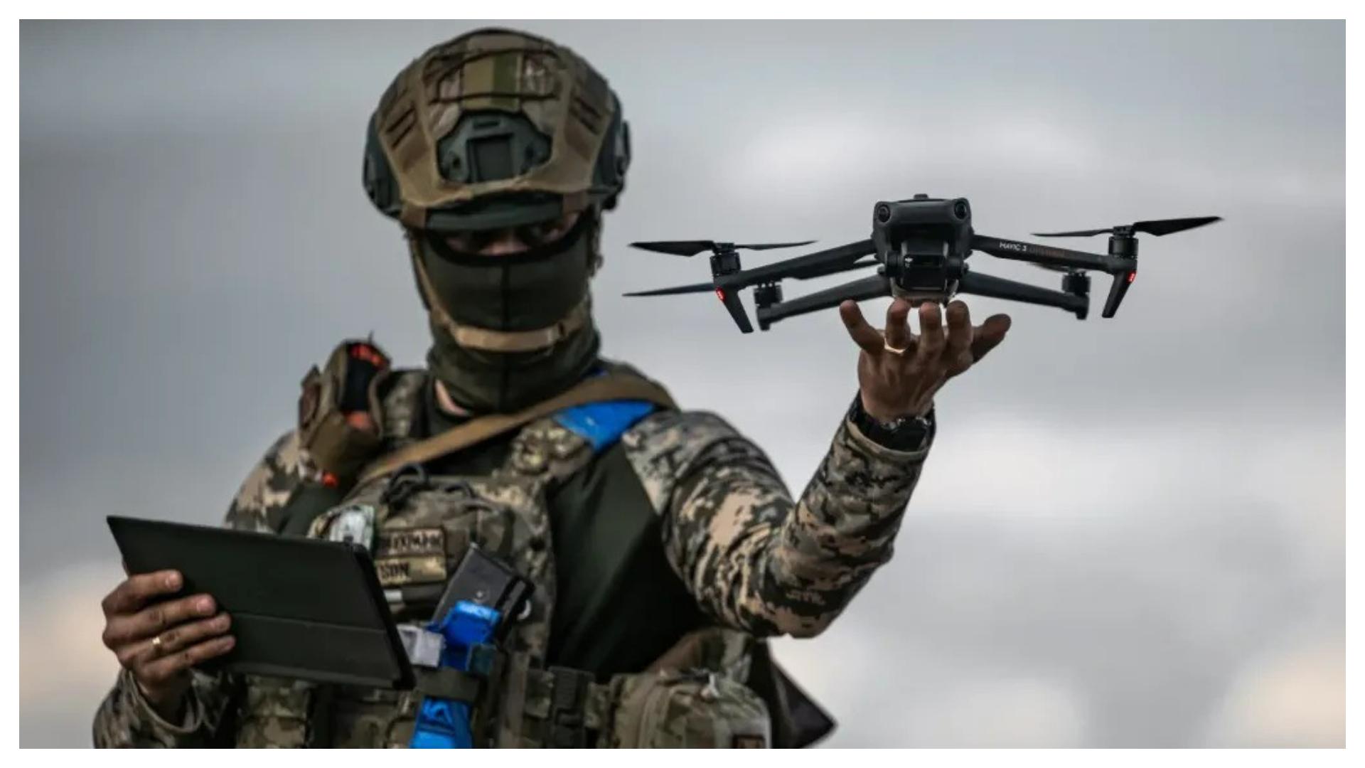 PERANG DRONE - Gambar yang diunggah Kementerian Pertahanan Ukraina pada 3 Maret 2025, menampilkan seorang tentara Ukraina yang mengoperasikan drone untuk pertempuran. Drone menjadi signifikan dalam perang Rusia-Ukraina, tidak hanya digunakan sebagai kamera terbang, kini drone juga digunakan sebagai penjatuh bom.