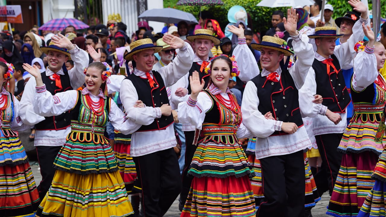 erau-adat-kutai-dan-international-folk-art-festival-eifaf-2018_20180722_111138.jpg
