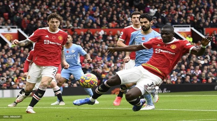 eric-bailly-mencetak-gol-bunuh-diri-melawan-city.jpg