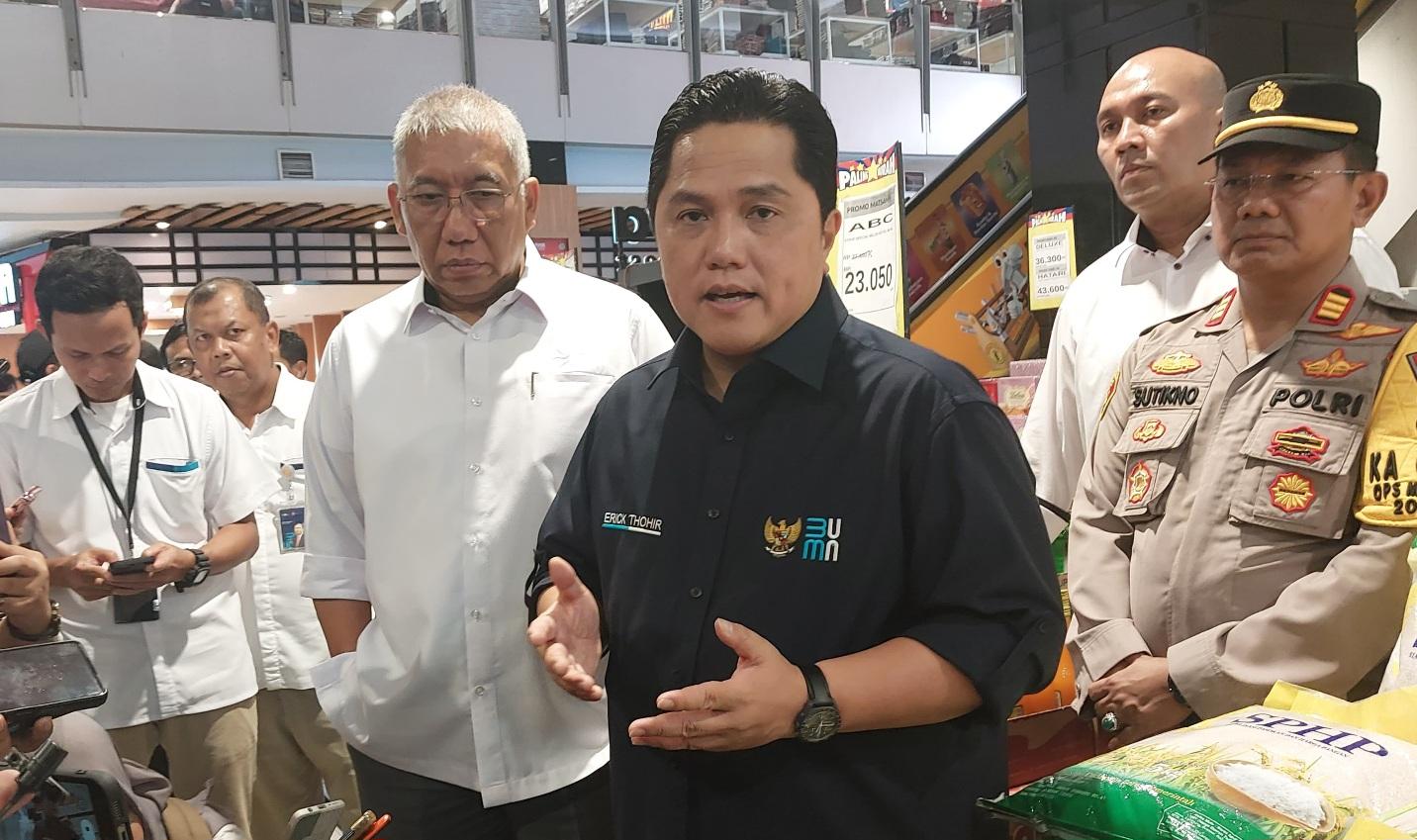 erick-thohir-saat-meninjau-harga-beras-bulog.jpg
