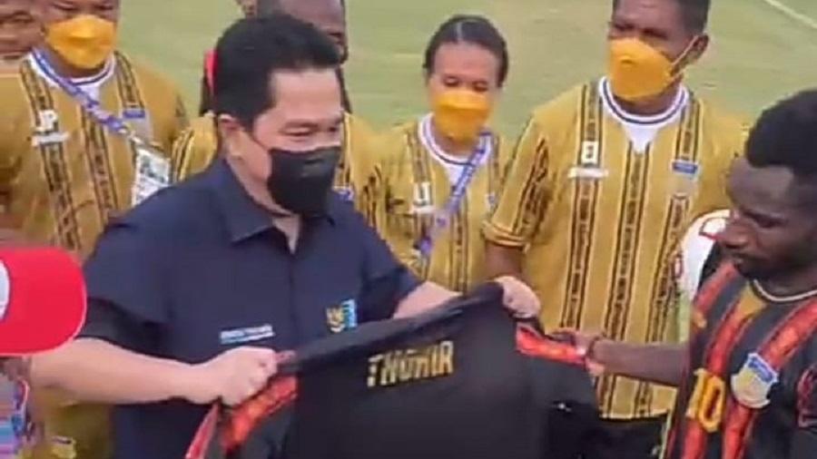 erick-thohir-turut-menyaksikan-pertandingan-sepak-bola-putra-pon-papua.jpg