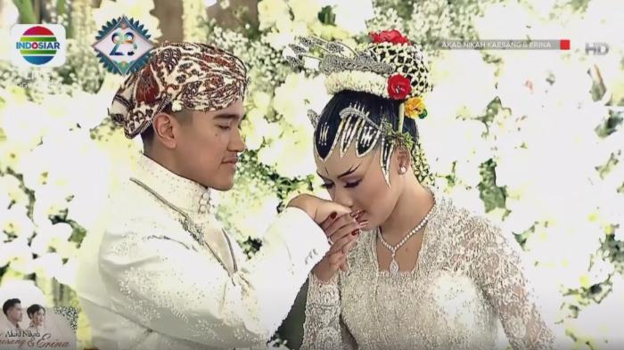 erina-gudono-cium-tangan-suaminya-kaesang-pangarep.jpg