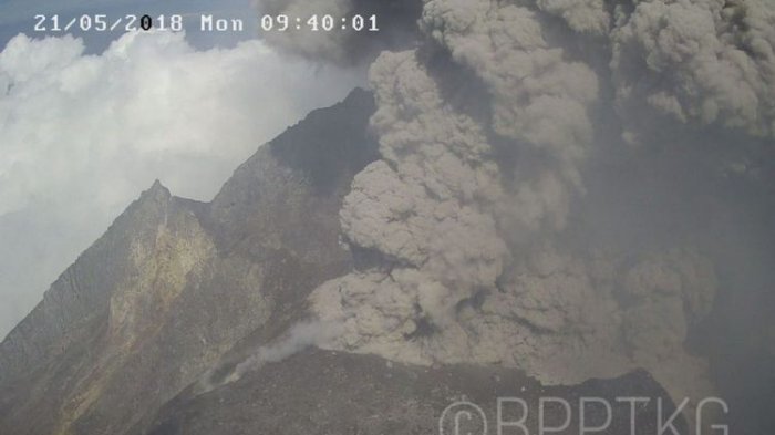 erupsi-freatif-gunung-merapi_20180522_124758.jpg
