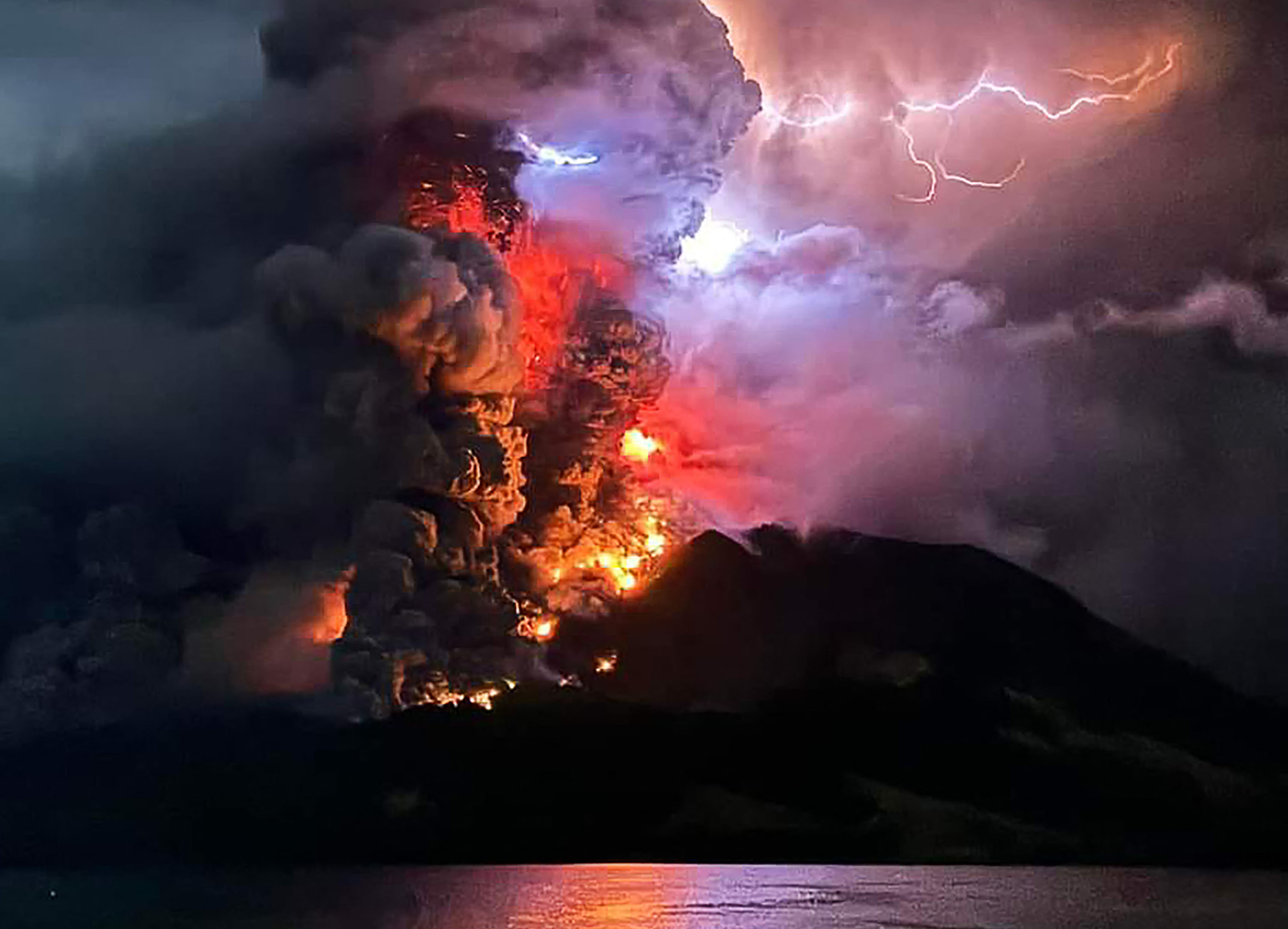 erupsi-gunung-ruang_20240418_100318.jpg