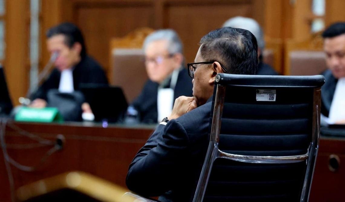 Hasto Kristiyanto Topang Dagu Saat Mendengarkan Tuntutan Jaksa KPK Setebal 1.300 Halaman
