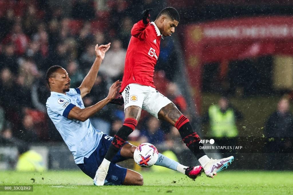 ethan-pinnock-kiri-bertarung-memperebutkan-bola-dengan-striker-mu.jpg