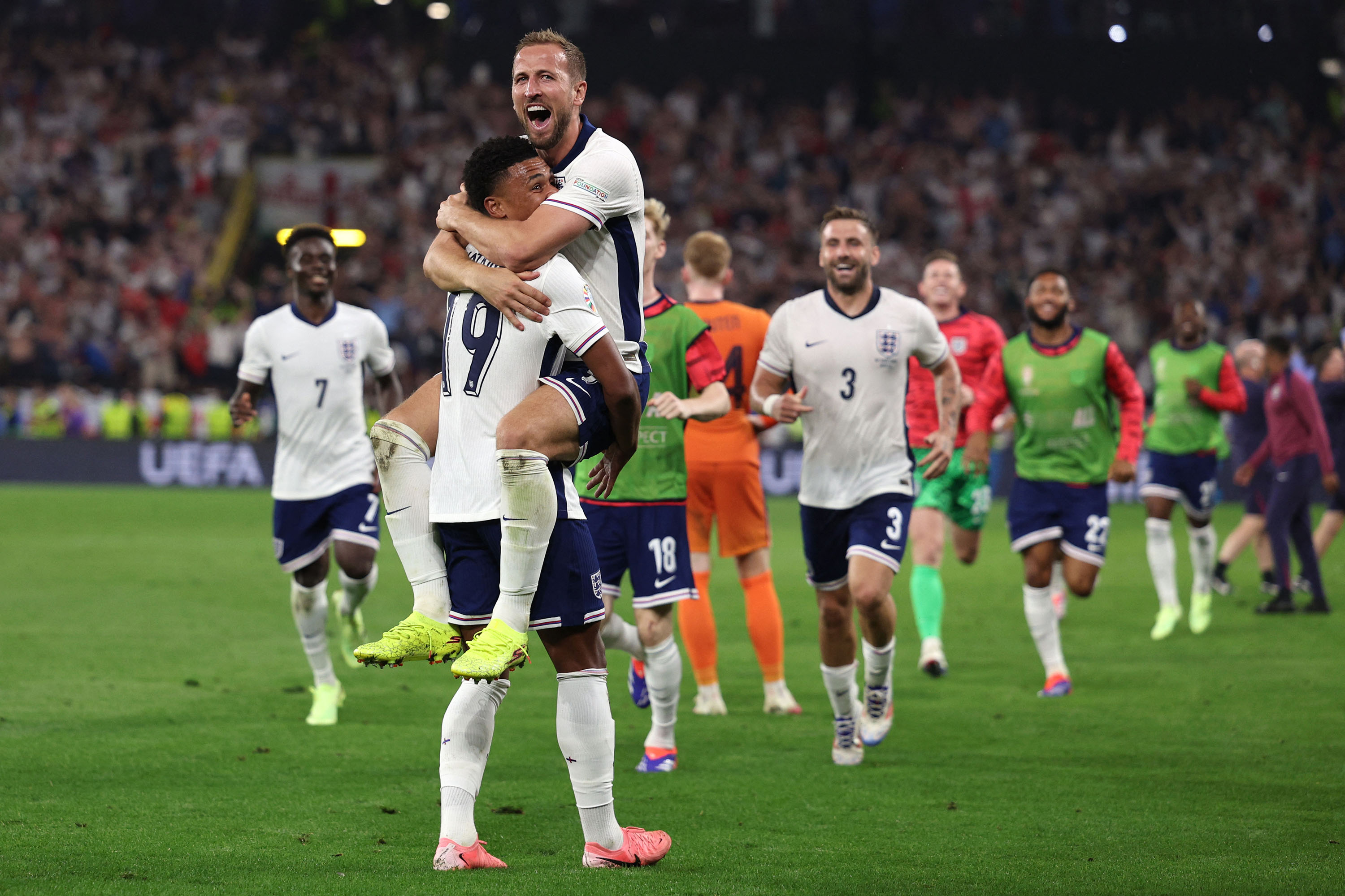 euro-2024-inggris-ke-final-usai-kalahkan-belanda-2-1_20240711_053548.jpg