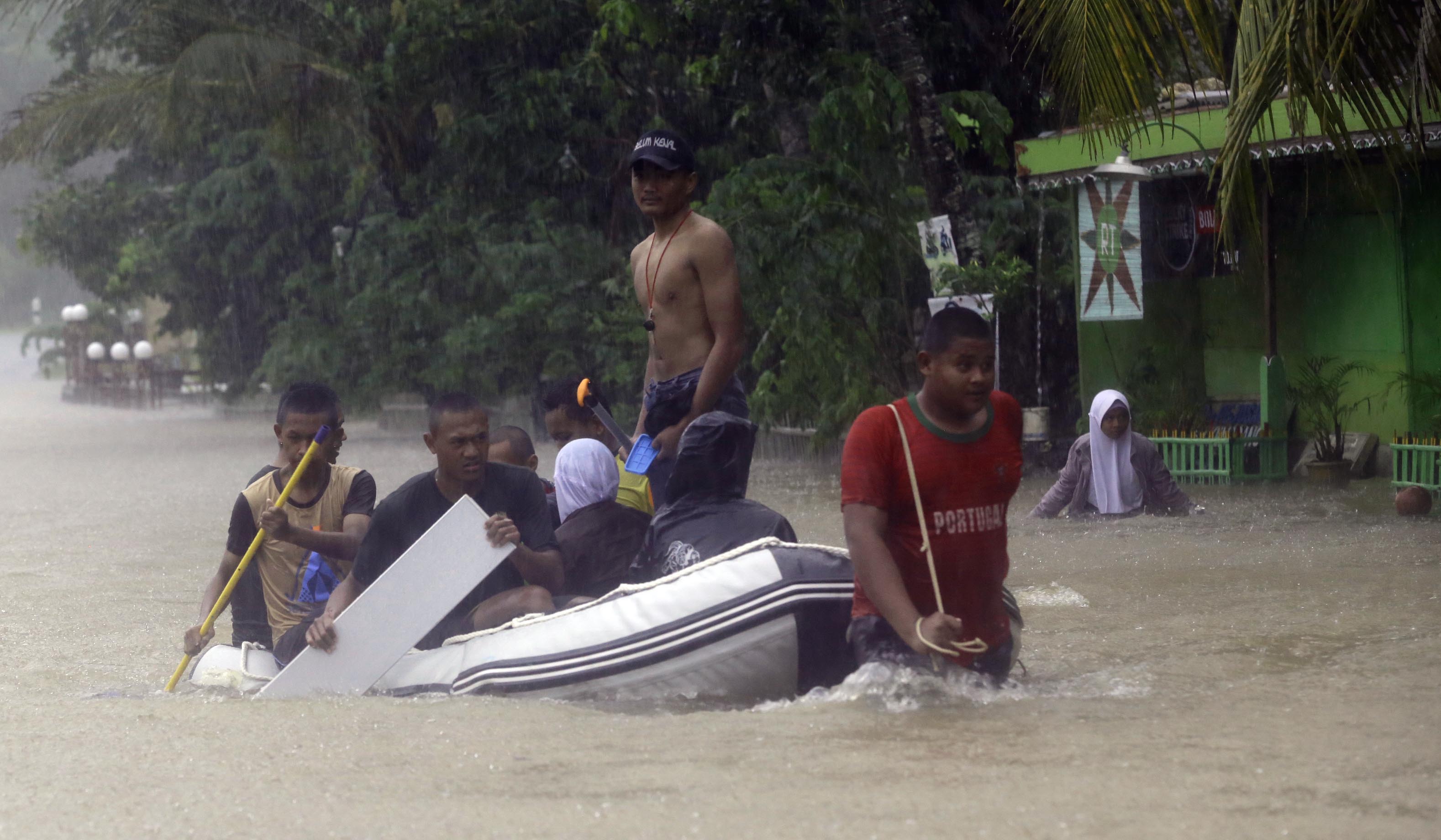 evakuasi-banjir-warga-gunung-kidul_20171128_205151.jpg
