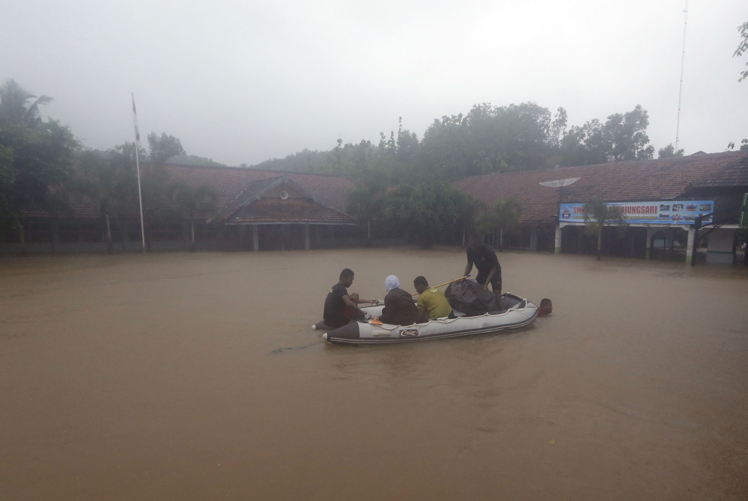 evakuasi-banjir-warga-gunung-kidul_20171128_205504.jpg