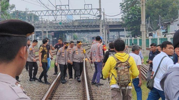 evakuasi-jenazah-kasat-narkoba-polres-metro-jakarta-timur-akbp-buddy.jpg