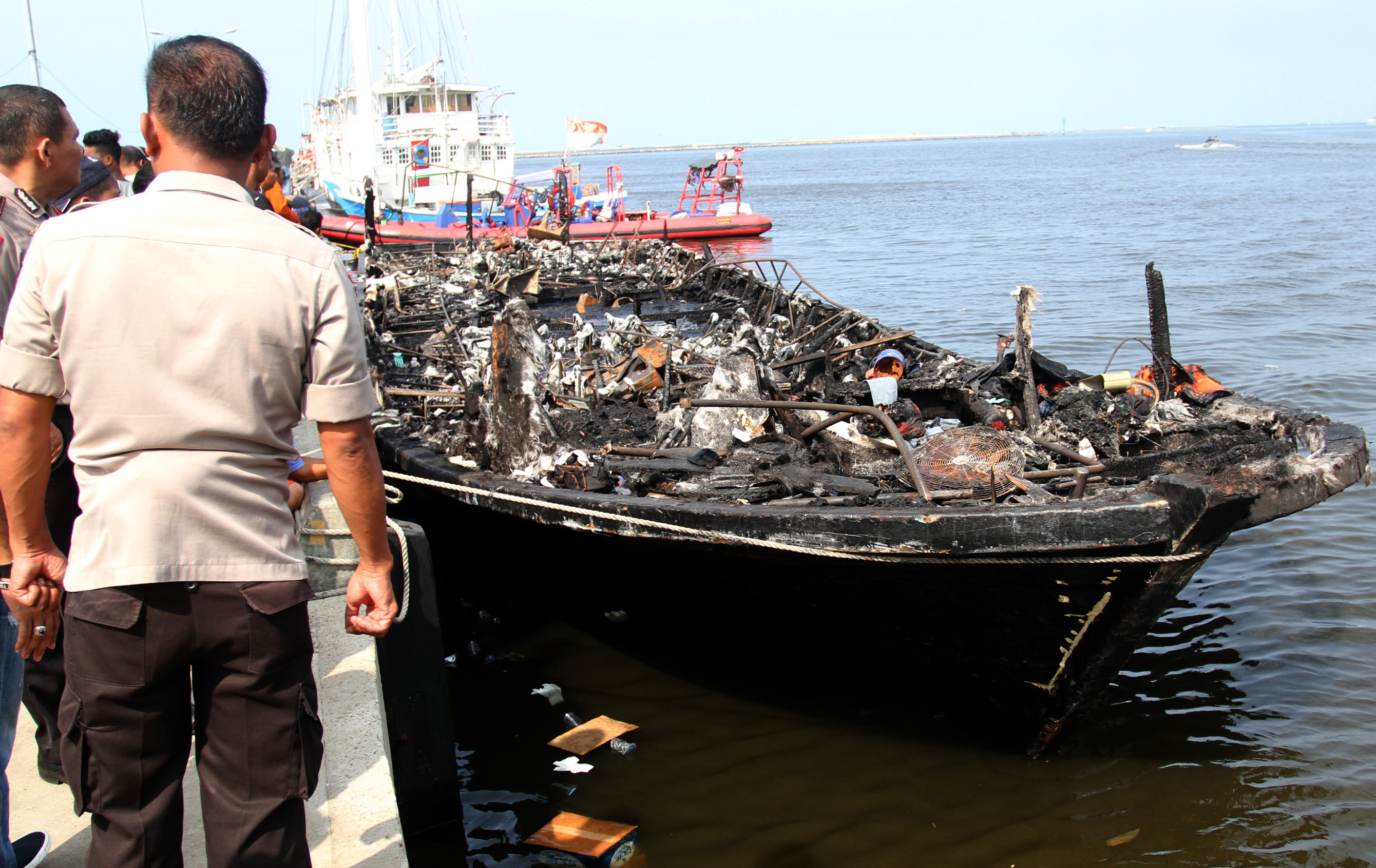 evakuasi-korban-kapal-terbakar_20170101_201420.jpg