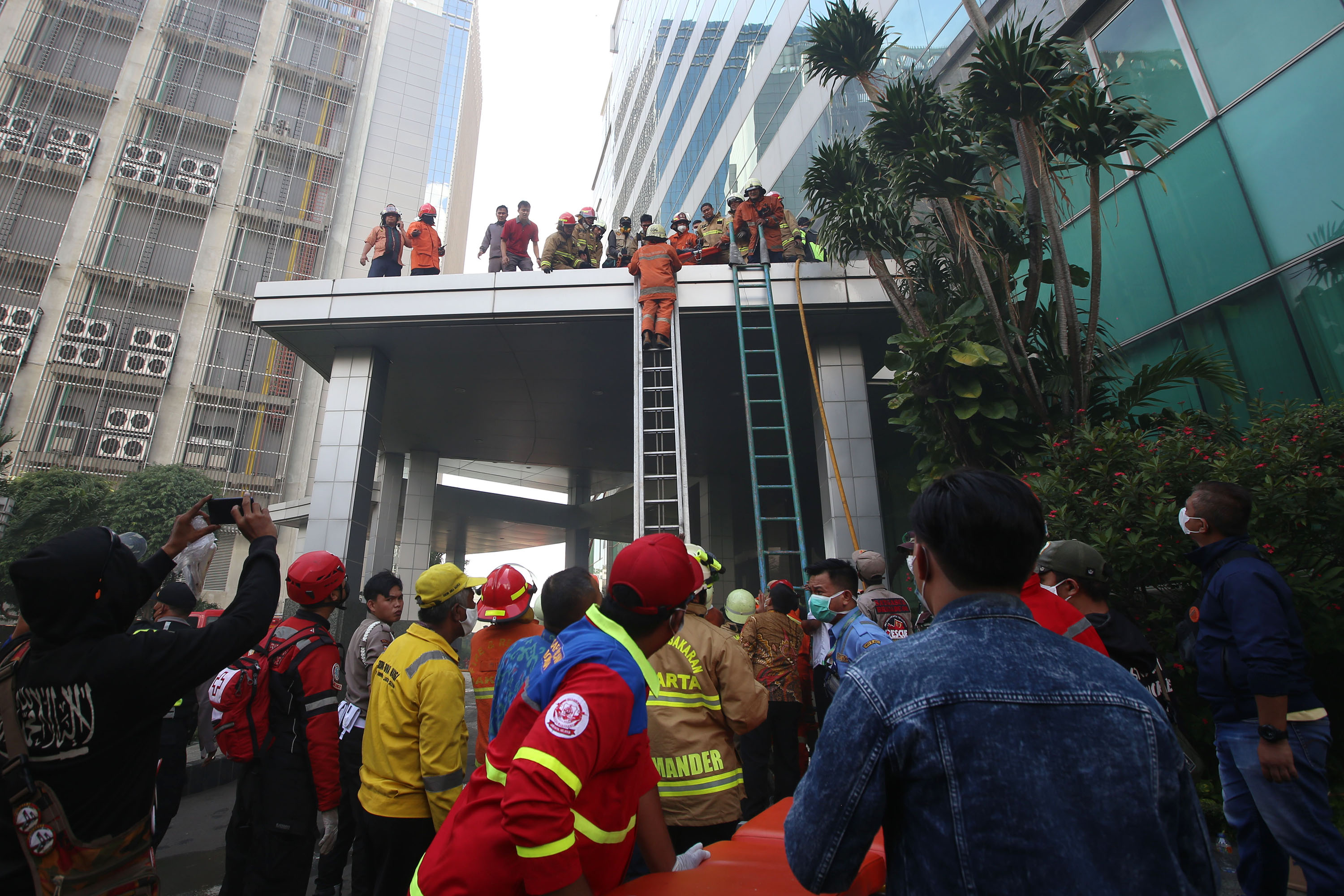 evakuasi-korban-kebakaran-gedung-cyber-1_20211202_163947.jpg