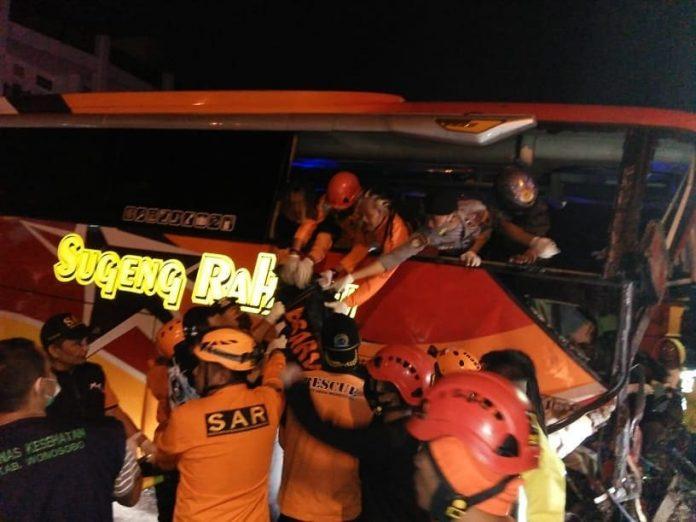 evakuasi-korban-kecelakaan-maut-bus-patas-akap-sugeng-rahayu.jpg