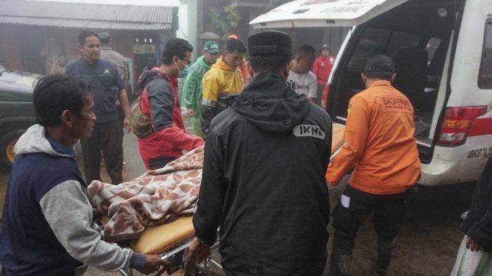 evakuasi-korban-longsor-Pekalongan.jpg