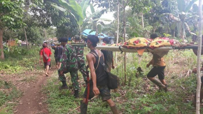evakuasi-korban-longsor-di-area-penambangan-emas.jpg