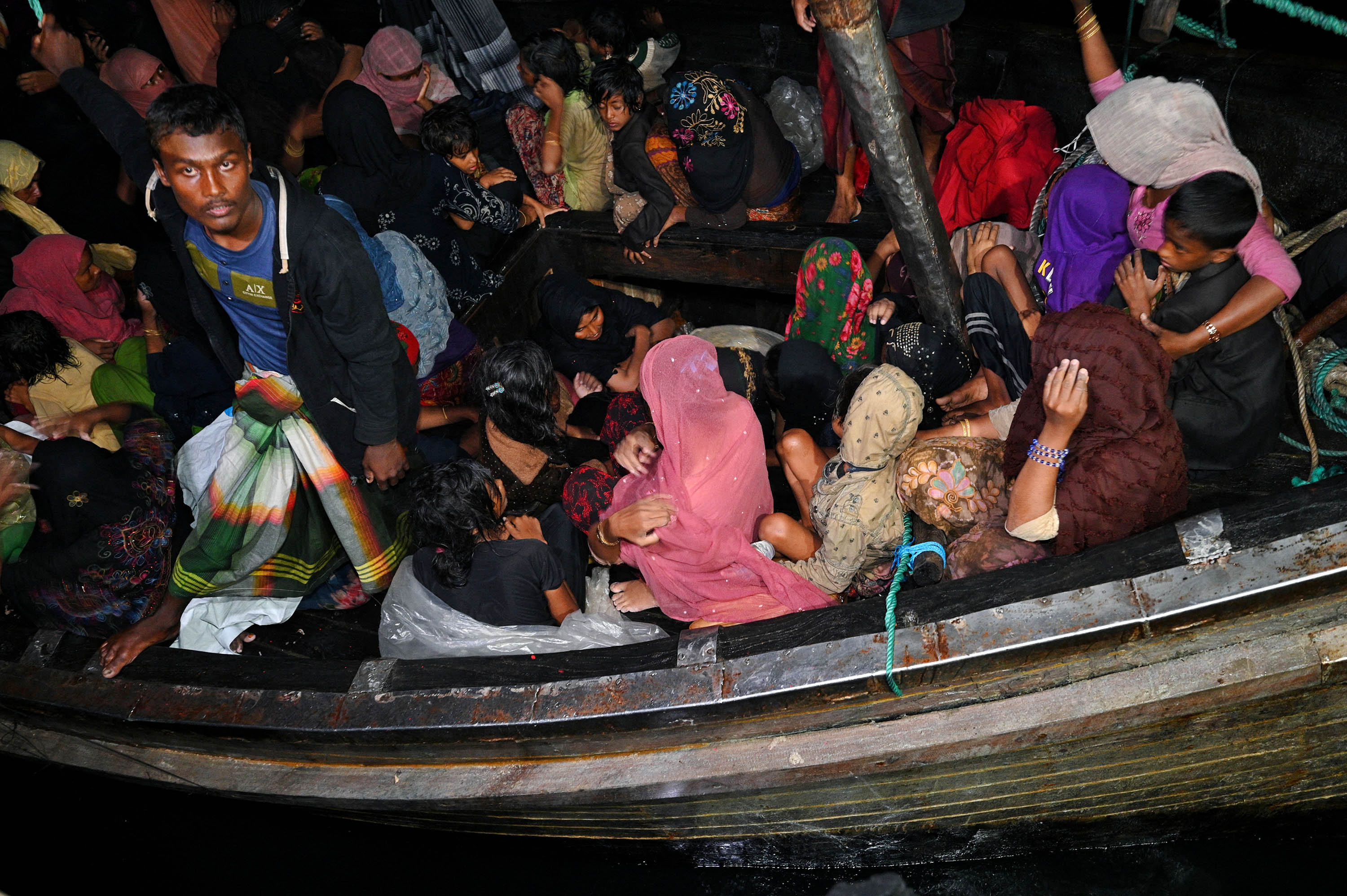 evakuasi-pengungsi-rohingya-di-perairan-bireuen-aceh_20211231_163748.jpg