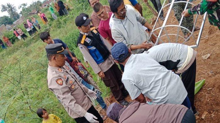 evakuasi-terhadap-korban-yang-terserempet-kereta-api-eksekutif-papandayan.jpg