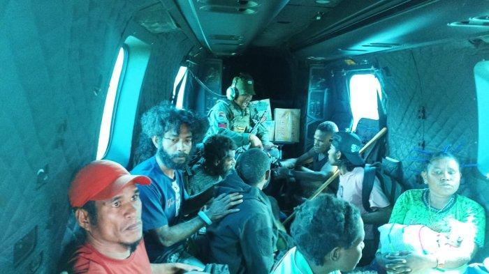 evakuasi-warga-kampung-alama-ke-timika.jpg