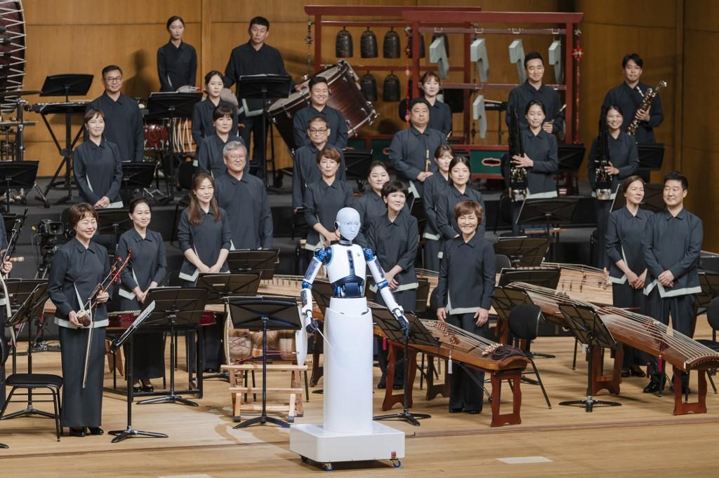 Sebuah Robot Berdiri di Podium sebagai Konduktor Orkestra di Korea Selatan