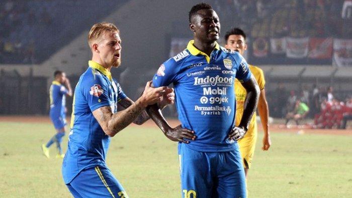 evin-van-kippersluis-kiri-menenangkan-ezechiel-ndouassel-kanan.jpg