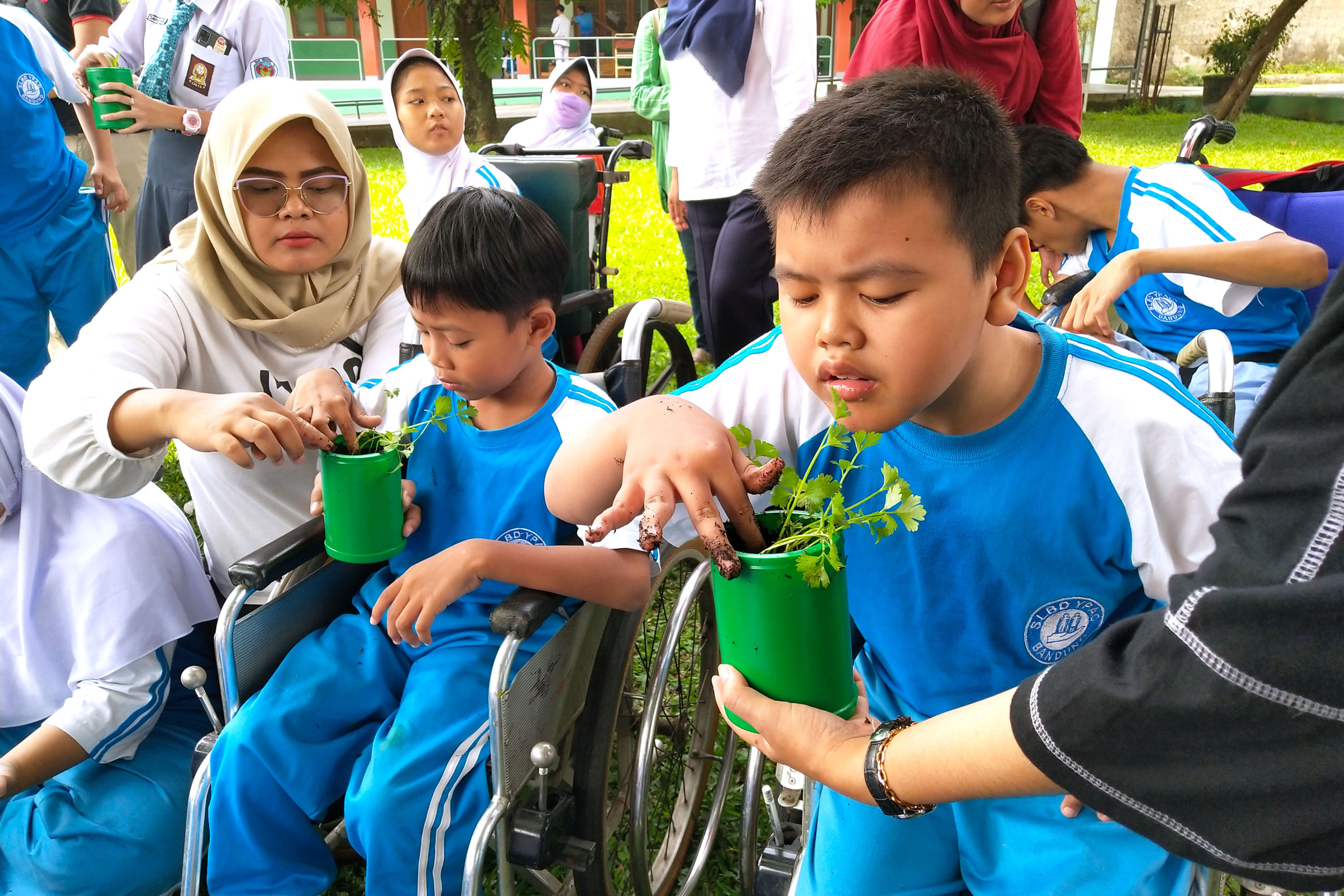 ewindo-latih-siswa-slb-d-ypac-bandung-menanam-sayuran_20230314_184422.jpg