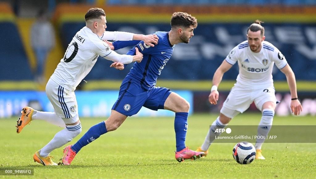 ezgjan-alioski-kiri-berduel-dengan-christian-pulisic.jpg