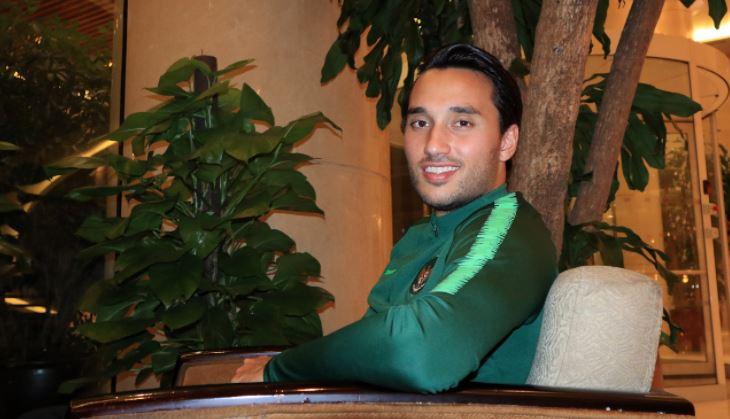 ezra-walian-mengenakan-jaket-timnas-indonesia.jpg